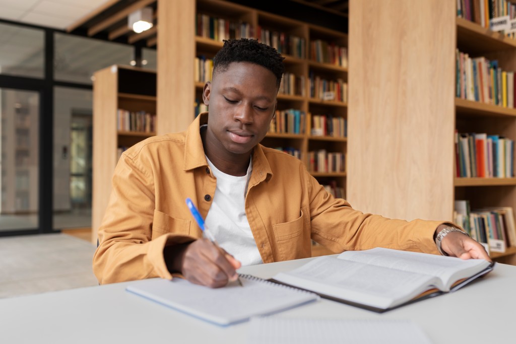 Saiba qual é o melhor horário e lugar para estudar, segundo a ciência