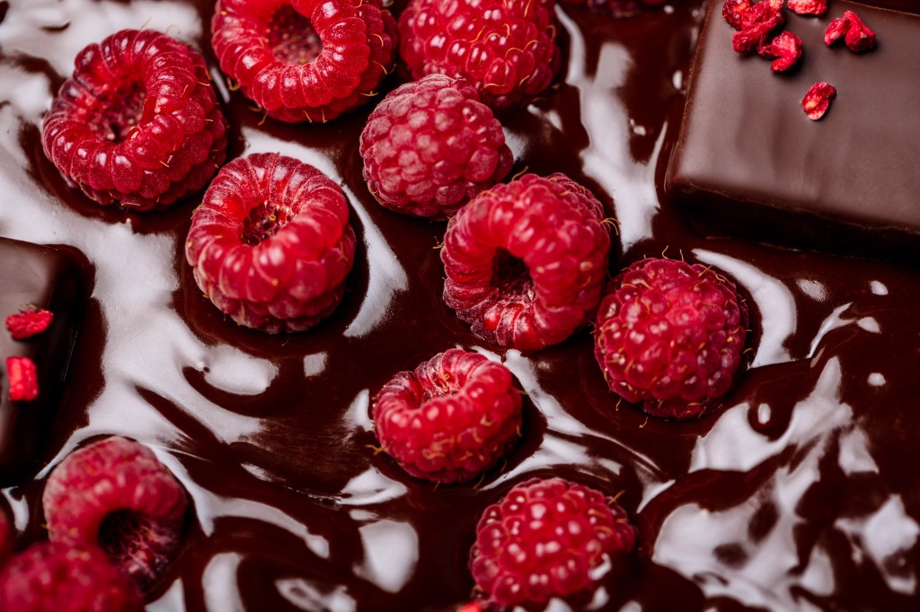 Ovo de Páscoa com framboesa e chocolate: versão leve do doce tendência