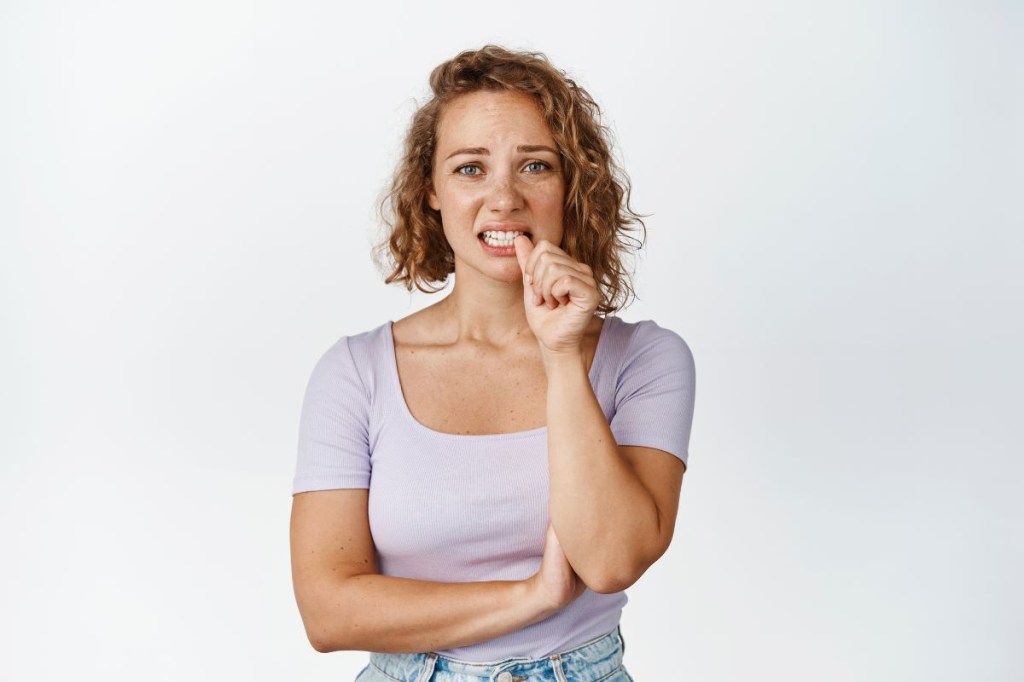 Roer as unhas faz mal à saúde? Saiba os riscos