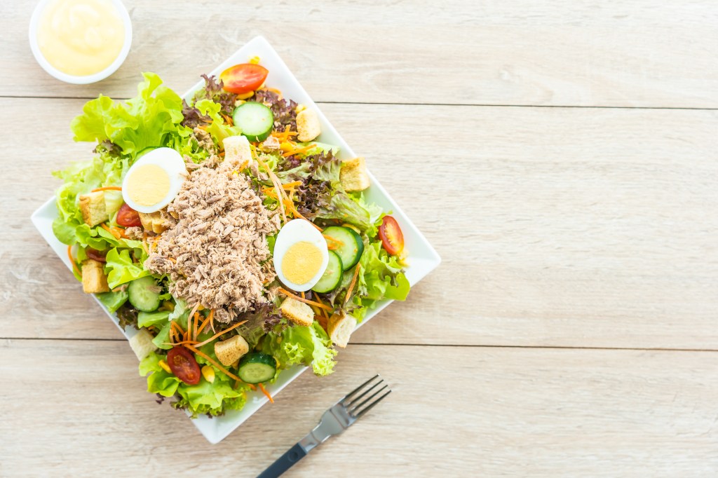 Salada de macarrão proteica com atum