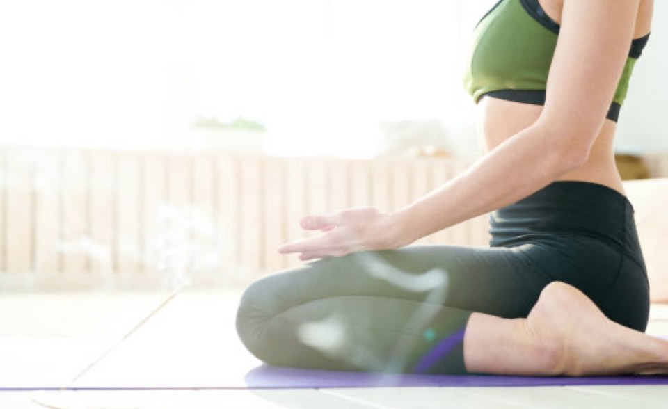 Posições de yoga para cólica: veja 4 opções que aliviam as dores