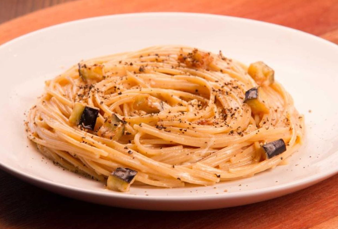 Espaguete integral à carbonara de berinjela: ideal para vegetarianos