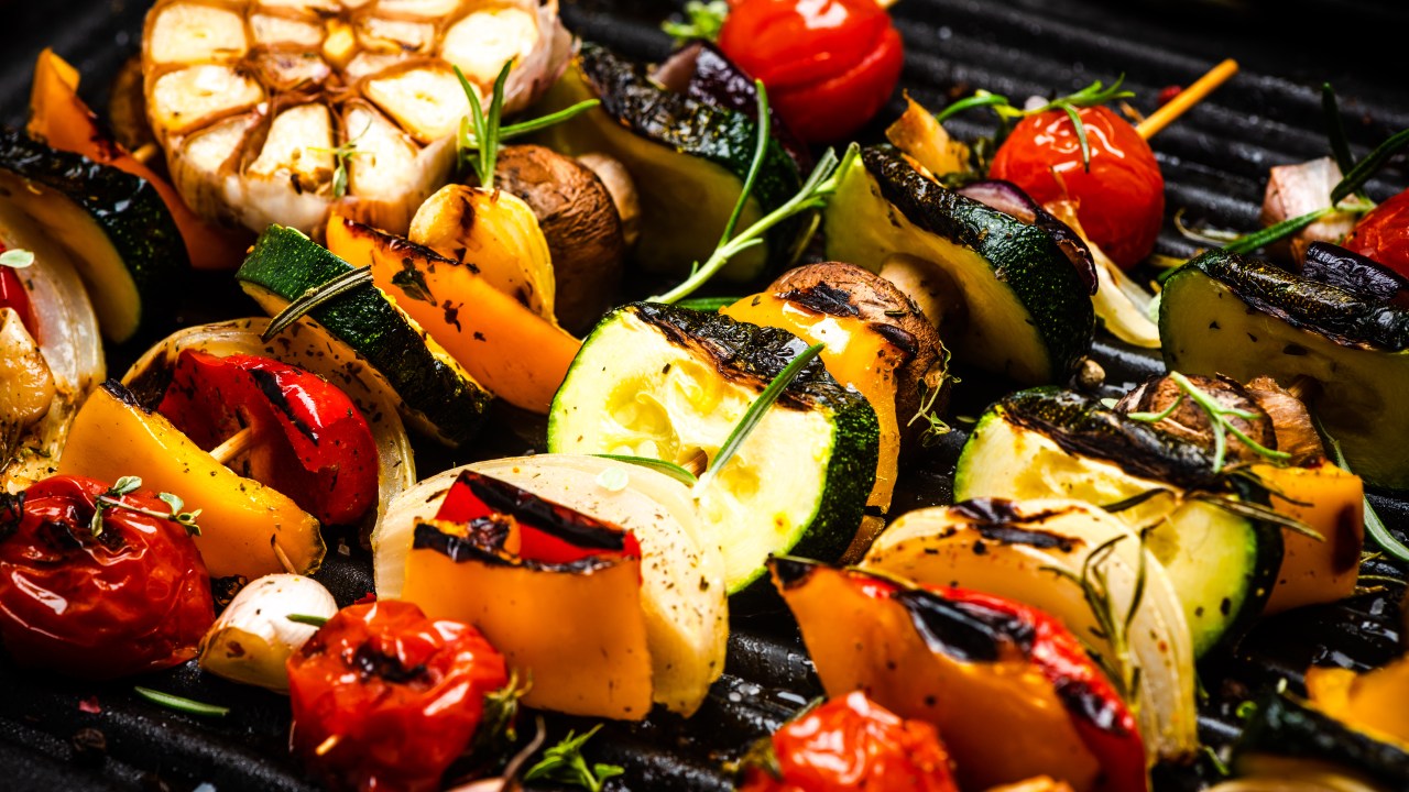 Confira quais ingredientes combinar para fazer um espetinho de vegetais delicioso!