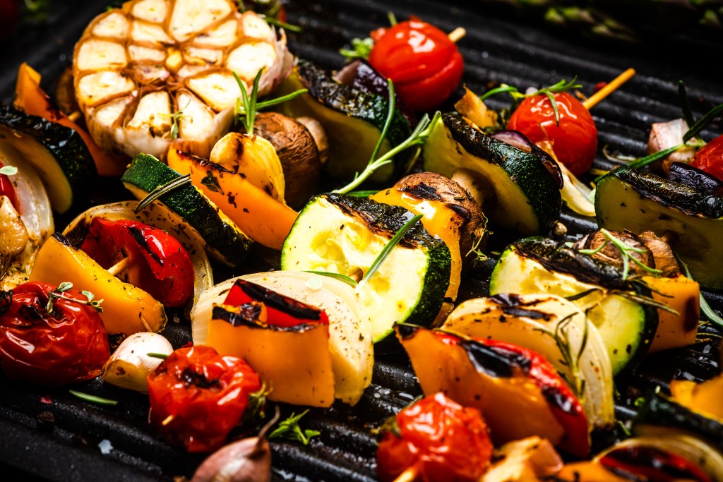 Espetinho de vegetais para um churrasco vegetariano