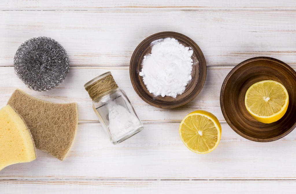 Confira quais são os riscos de colocar em prática as receitas caseiras de limpeza