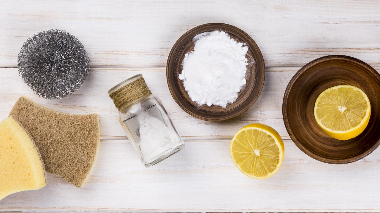 Confira quais são os riscos de colocar em prática as receitas caseiras de limpeza