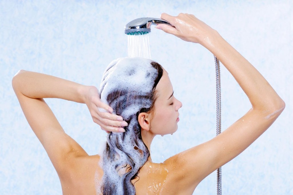 Shampoo que faz muita espuma limpa mais? 3 mitos sobre cuidados capilares