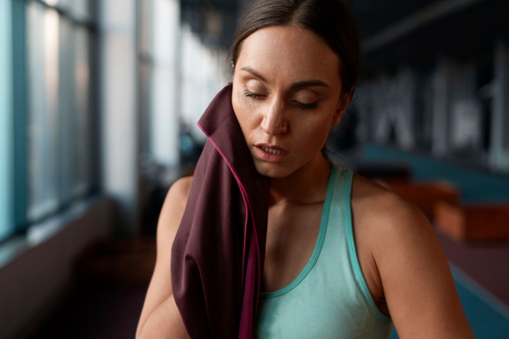 Suar muito no treino emagrece? Esclareça essa e outras dúvidas