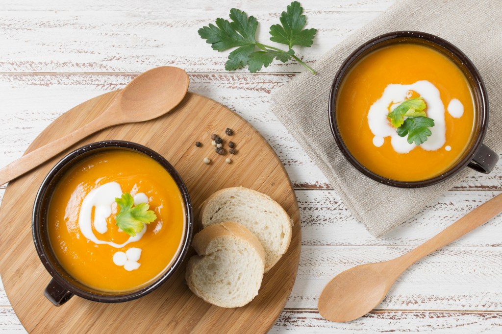 Saboreie uma deliciosa sopa de abóbora, frango e gengibre