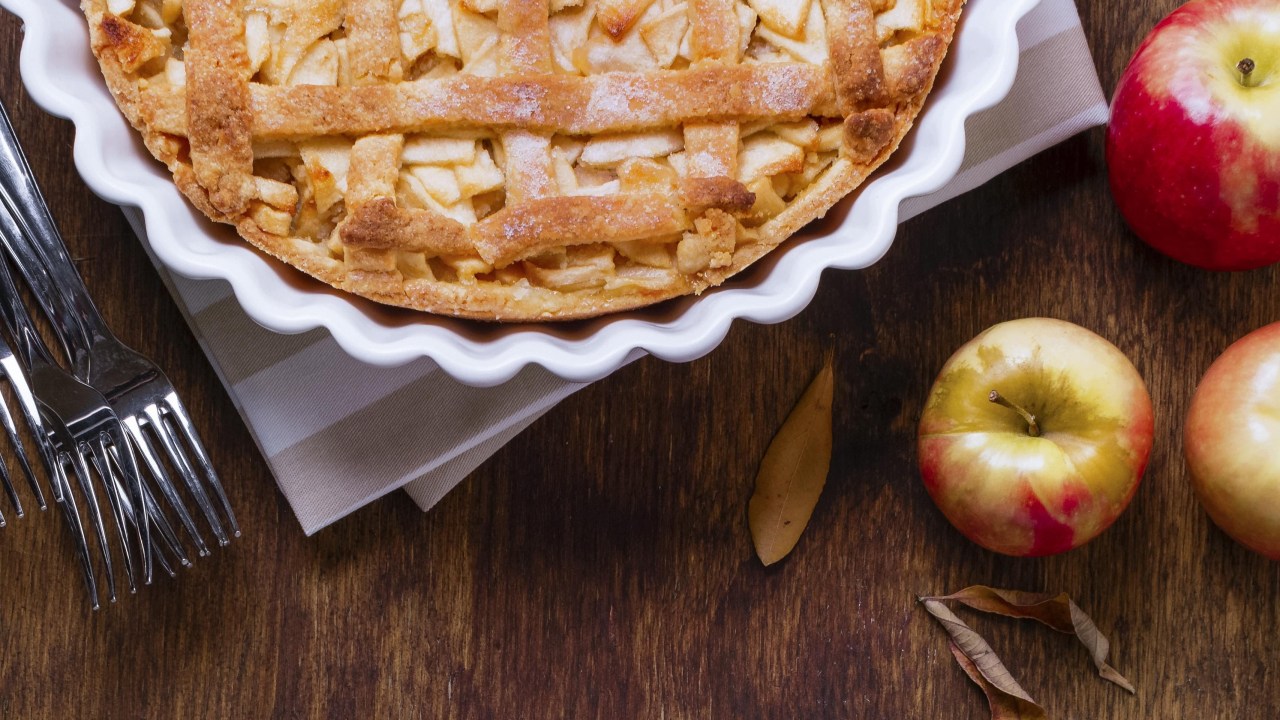 Veja como fazer uma torta de maçã saudável