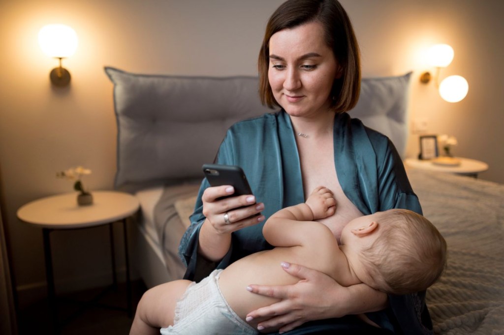 Pode amamentar usando o celular?