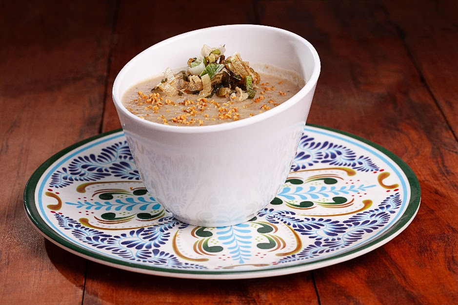 Caldo de alho-poró para aquecer o corpo no frio