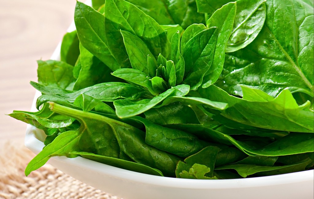 Benefícios do espinafre: diminui constipação, previne acne e mais