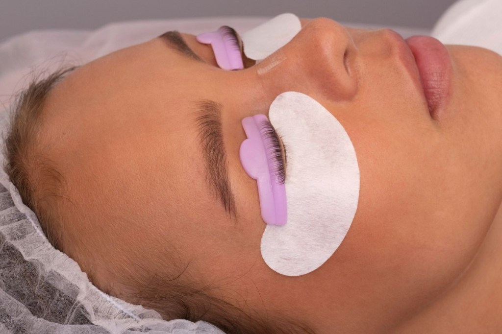 Descubra o segredo do lash lifting para cílios volumosos