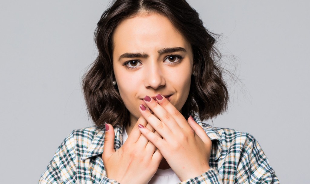 Mau hálito estomacal ou bucal: como diferenciar?