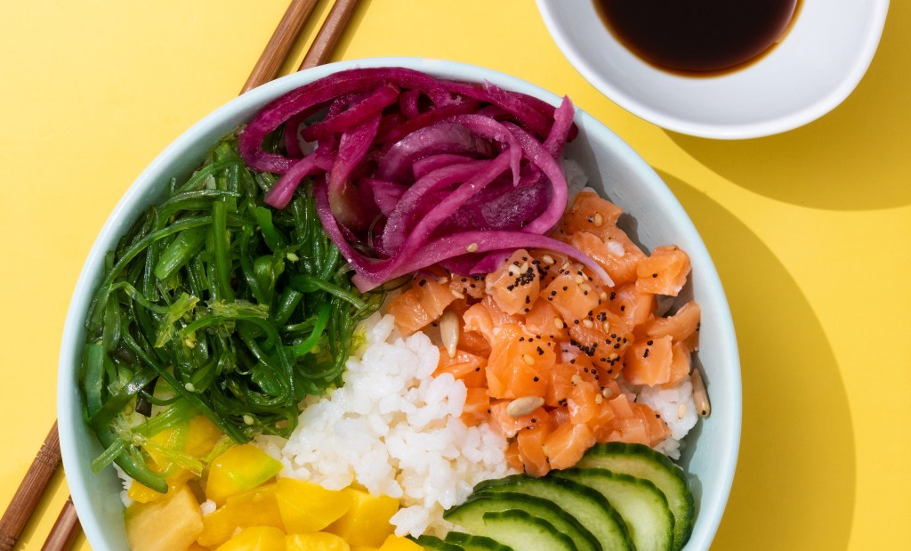 Poke havaiano: 4 benefícios para a saúde e o bem-estar