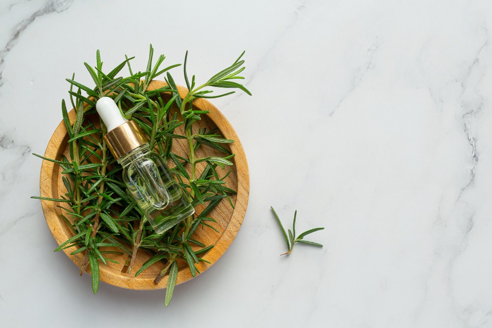 Benefícios do aroma de alecrim para saúde