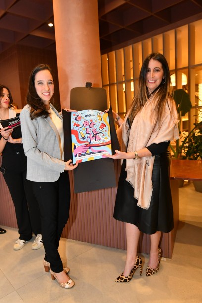 Bruna Pessuto, diretora de marketing da Cetaphil, e Ellen Shergue, gerente de produto da Cetaphil, recebem o prêmio de Melhor Produto de Limpeza Facial pela marca Bruna Pessuto, diretora de marketing da Cetaphil, e Ellen Shergue, gerente de produto da Cetaphil, recebem o prêmio de Melhor Produto de Limpeza Facial pela marca