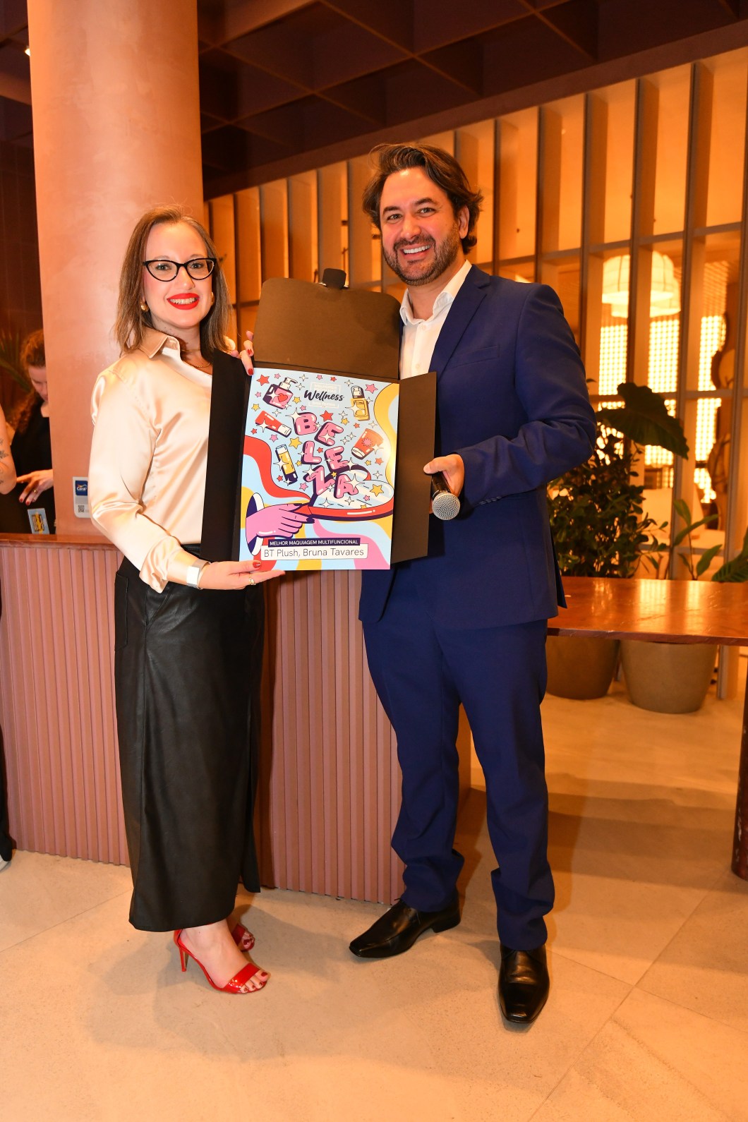 <span data-sheets-root="1">Gisele Michelani Hoefle Onizuka, do marketing da Linha Bruna Tavares, recebe o prêmio de Melhor Maquiagem Multifuncional pela marca</span> <span data-sheets-root="1">Gisele Michelani Hoefle Onizuka, do marketing da Linha Bruna Tavares, recebe o prêmio de Melhor Maquiagem Multifuncional pela marca</span>
