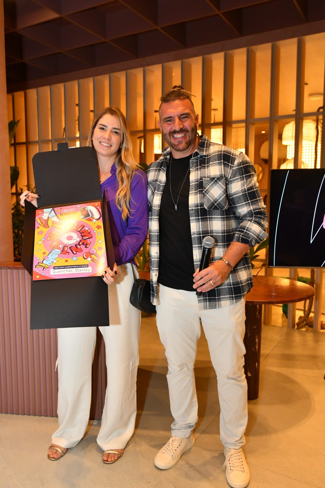 <span data-sheets-root="1">Bruna Ramalho, account manager da Stanley, recebendo o prêmio de Melhor Garrafinha d'Água pela marca</span> <span data-sheets-root="1">Bruna Ramalho, account manager da Stanley, recebendo o prêmio de Melhor Garrafinha d'Água pela marca</span>
