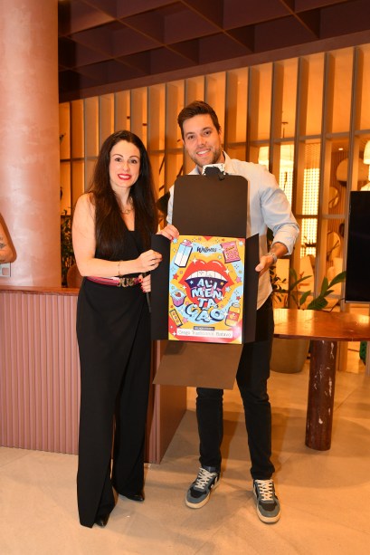 Raphael Cumplido, diretor de marketing da Batavo, recebe o prêmio de Melhor Iogurte pela marca Raphael Cumplido, diretor de marketing da Batavo, recebe o prêmio de Melhor Iogurte pela marca