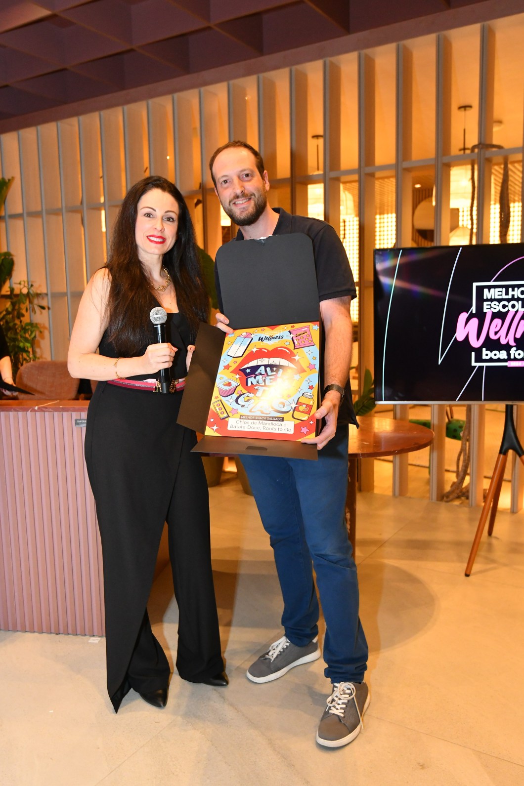 Jonathan Grin, da Roots to Go, recebe o prêmio de Melhor Snack Salgado pela marca Jonathan Grin, da Roots to Go, recebe o prêmio de Melhor Snack Salgado pela marca