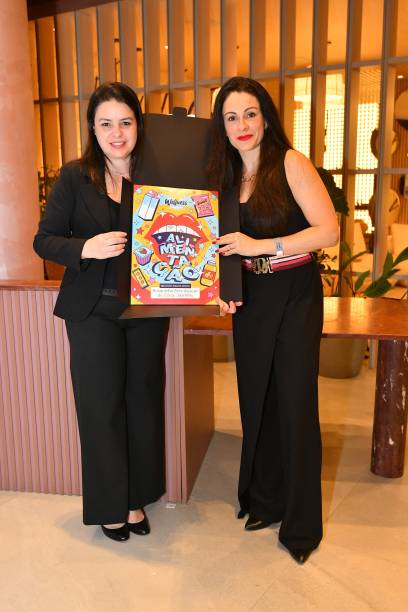 Ana Laura Nogueira, head de marketing de Jasmine, recebe o prêmio de Melhor Snack Doce pela marca