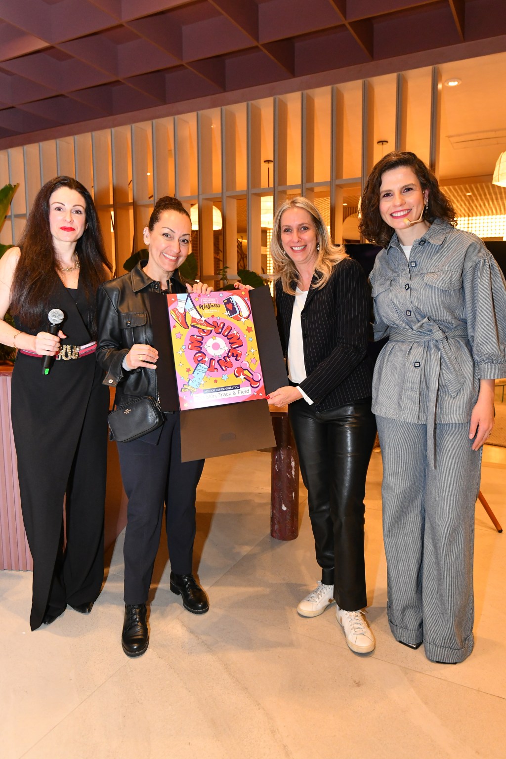 Adriana Gnocchi Tozzi, estilista de sportswear, e Gabriela Lopes, gerente de estilo, ambas da Track & Field, recebem o pr&ecirc;mio de Melhor Top de Gin&aacute;stica pela marca