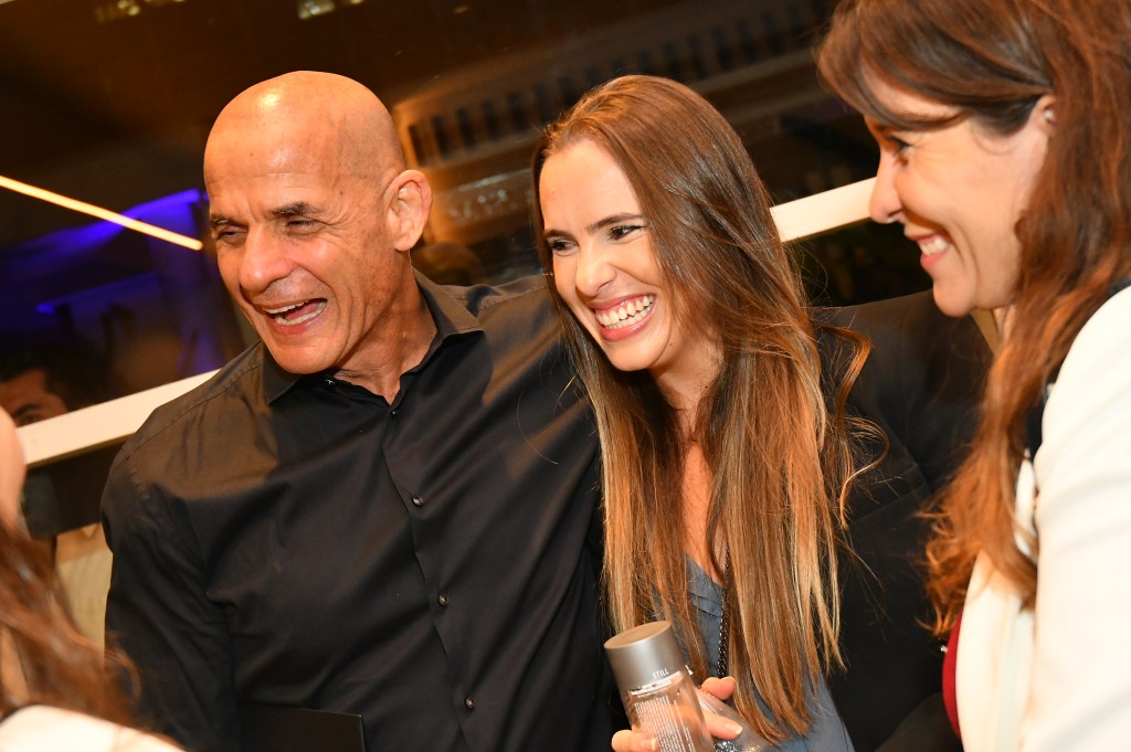 <span data-sheets-root="1">Carlos Alberto Pacheco, s&oacute;cio-proprietario da Tryex Fitness, com sua filha</span>