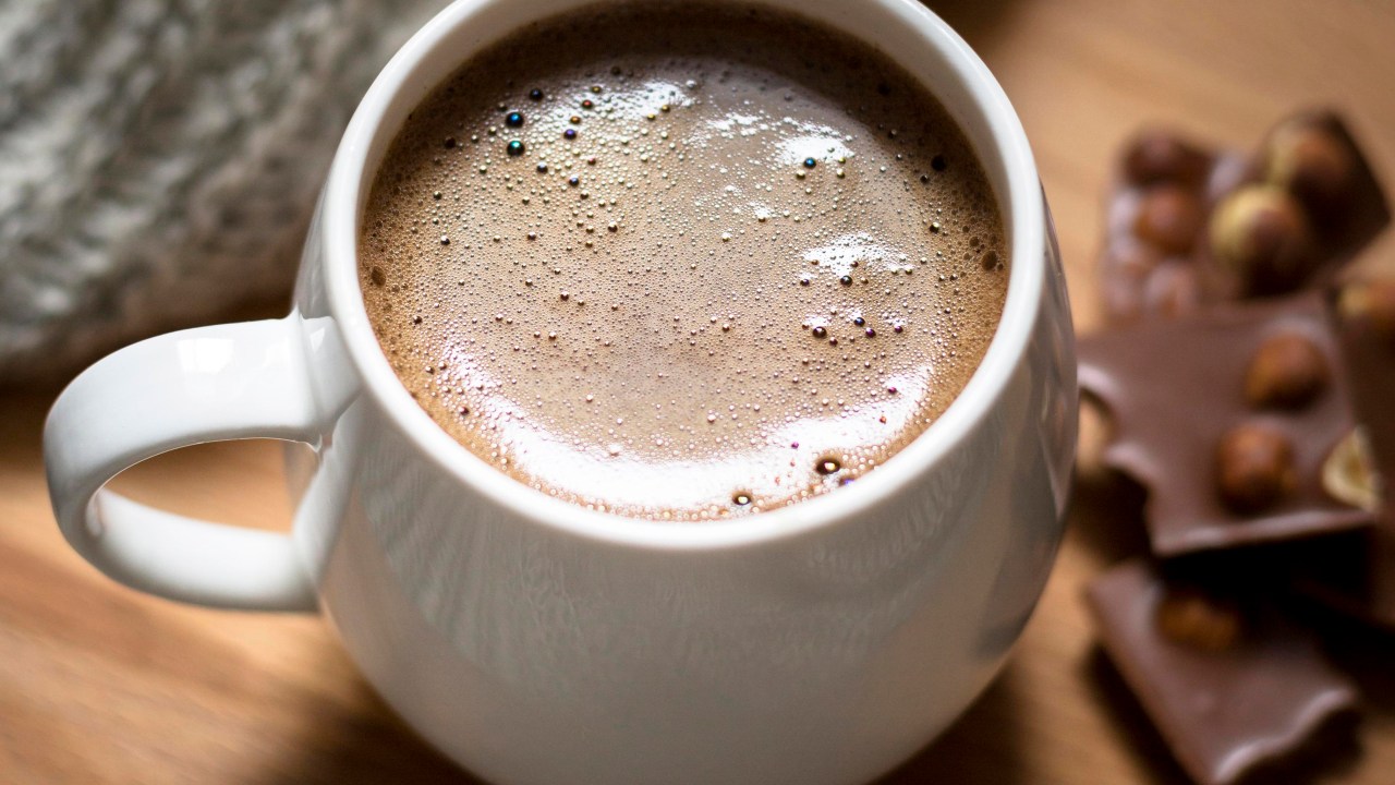 Aprenda a receita de chocolate quente com laranja
