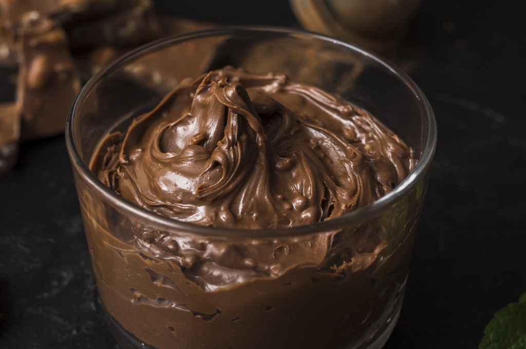 Aprenda a fazer mousse de chocolate fit com apenas 3 ingredientes