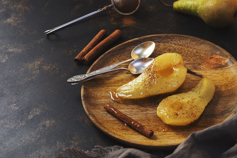 Receita de pera cozida com canela para aquecer no frio
