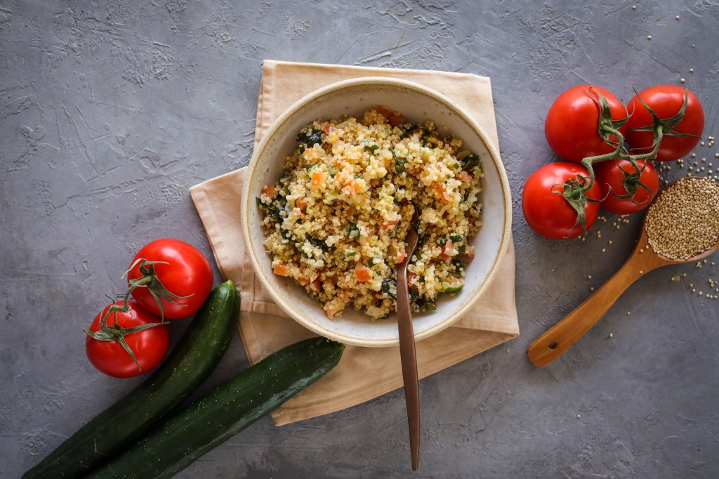 Tabule de quinoa: receita é rica em proteínas e minerais