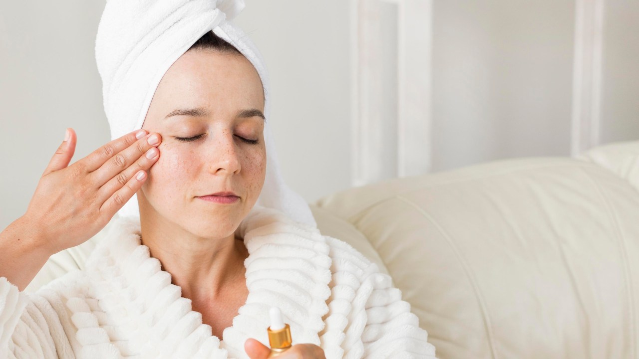 Aprenda como fazer massagens faciais em regiões diferentes da face