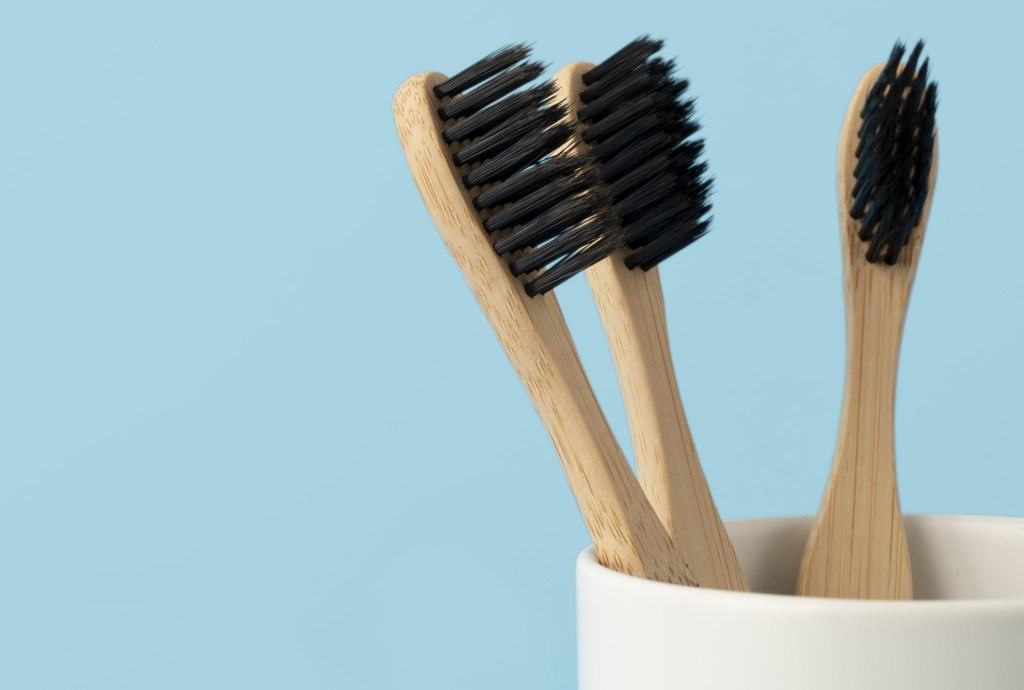 Profissional aponta riscos de não escovar os dentes a noite