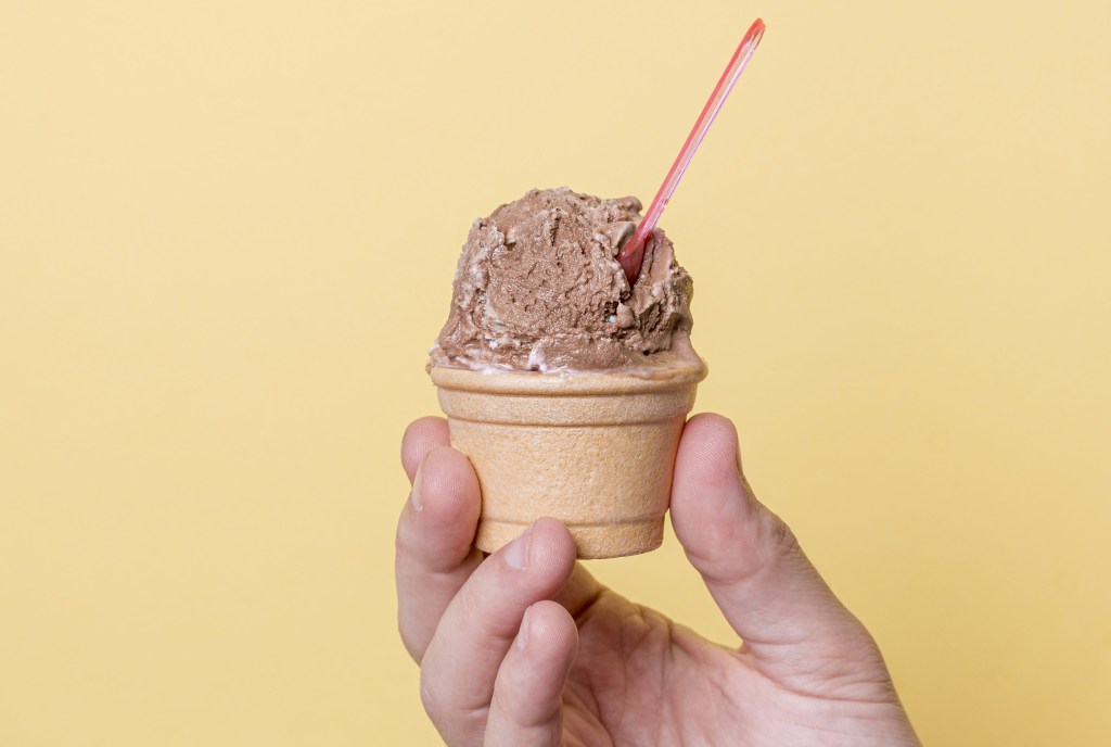 Faz mal tomar sorvete no frio? Confira esta e outra dúvidas comuns