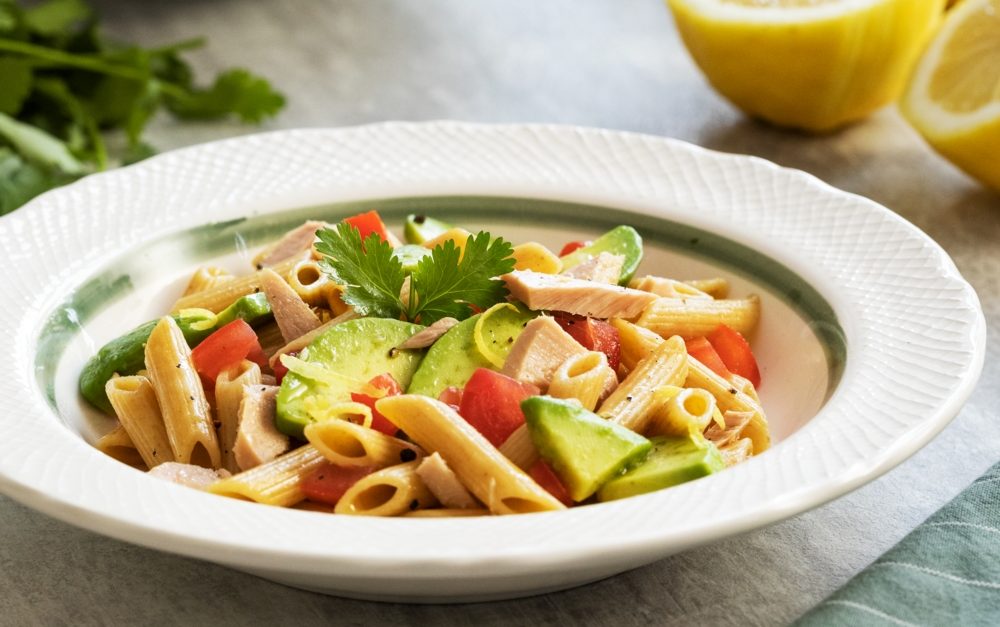 Salada de penne sem glúten: refrescante combinação de atum e abacate
