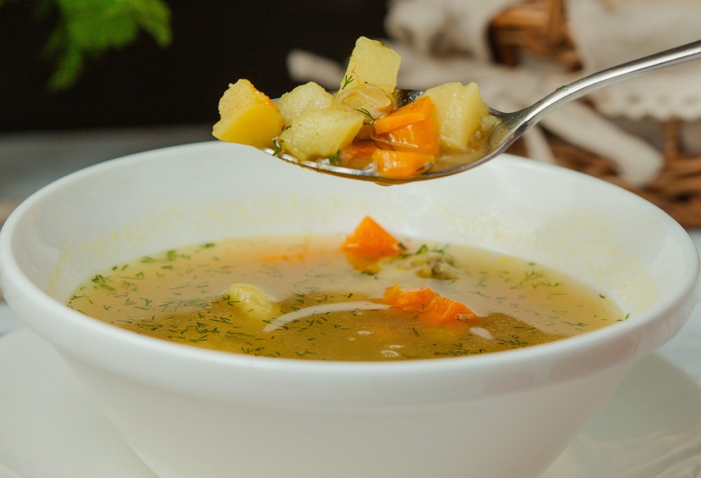 Canja de galinha: Entenda os benefícios para gripe e resfriados, segundo nutricionista