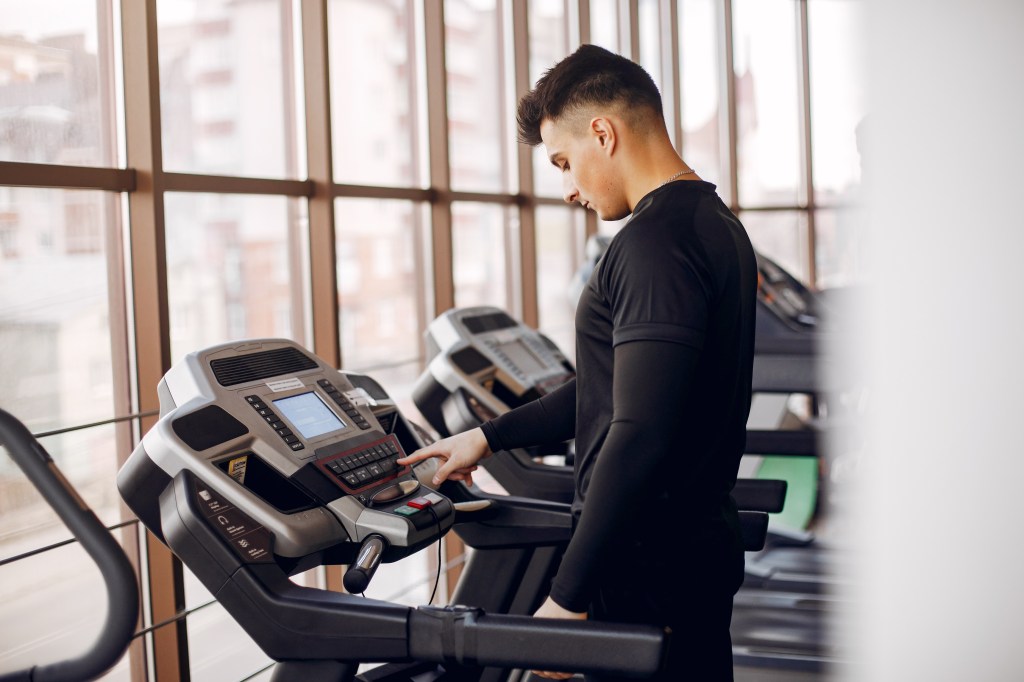 Ordem do treino: cardio primeiro ou musculação? Entenda o que é melhor para você.