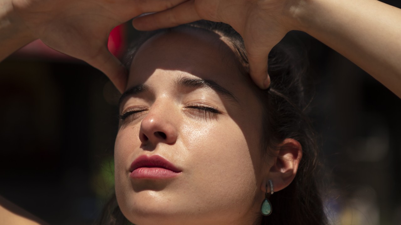 Veja por que a dor de cabeça pode ser mais recorrente no calor