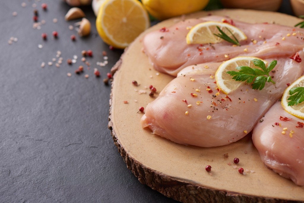 Receita fácil de frango marinado em mix de temperos que agradará a todos