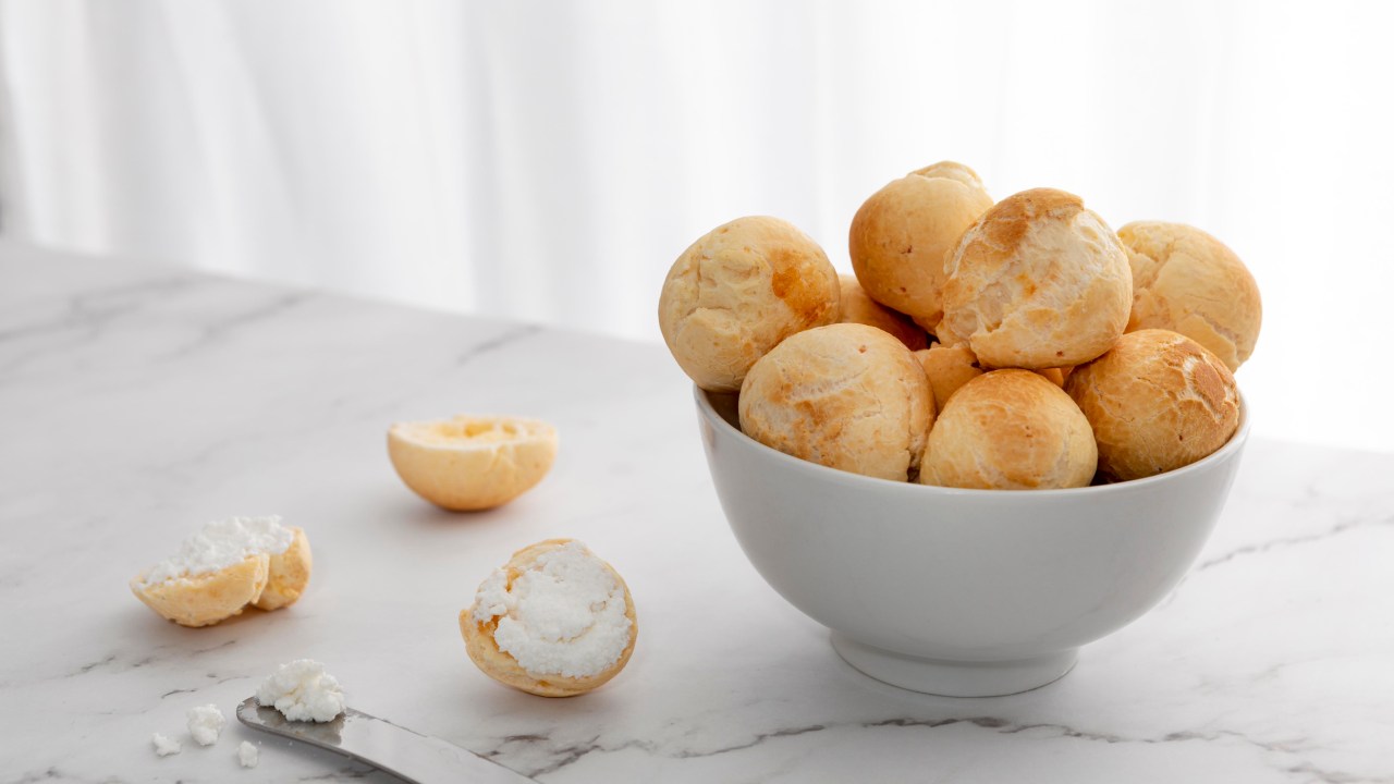 Aprenda como fazer o pão de queijo de tapioca em casa