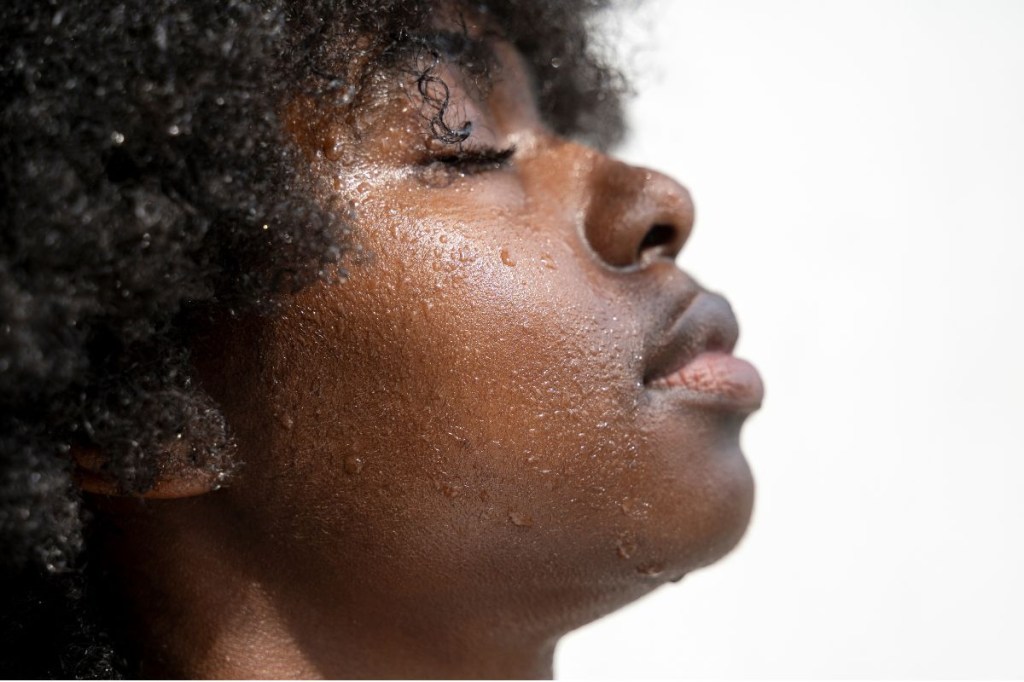 Beleza negra: os cuidados essenciais com a pele e o cabelo crespo