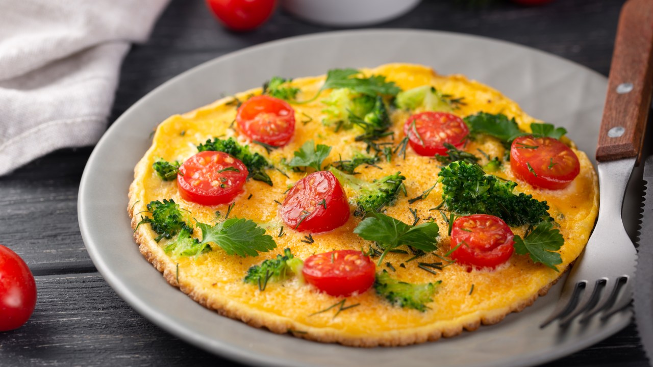 Veja como fazer omelete na air fryer