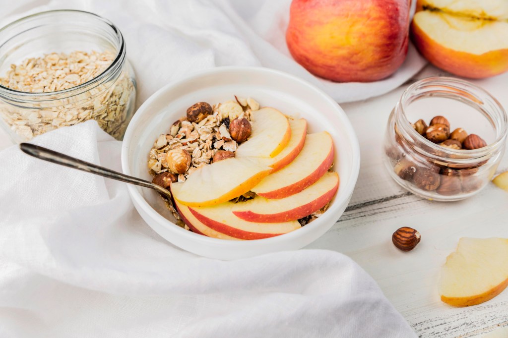 Receita fácil de overnight oats: maçã e canela para um café da manhã prático
