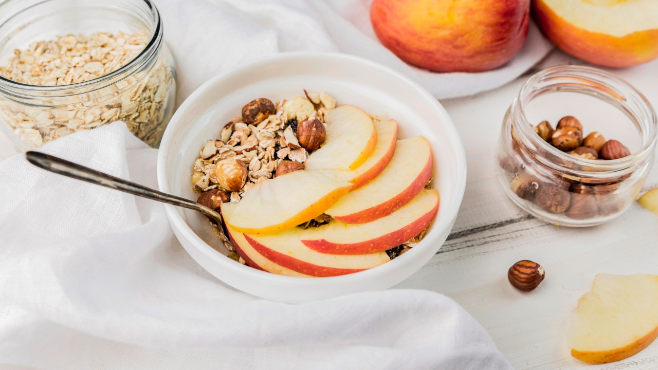 Aprenda a fazer overnight oats de maçã em casa
