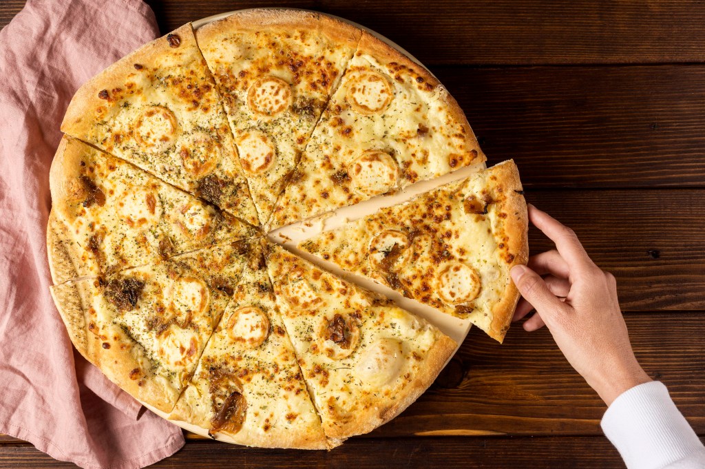 Pizza saudável: aprenda a fazer massa de mandioquinha sem glúten
