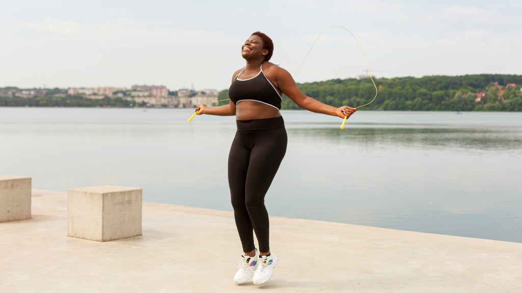 Pular corda: o exercício que queima mais calorias do que a corrida, revela estudo