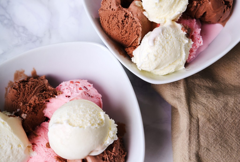 Aprenda a fazer 3 sorvetes naturais de frutas para refrescar seu verão