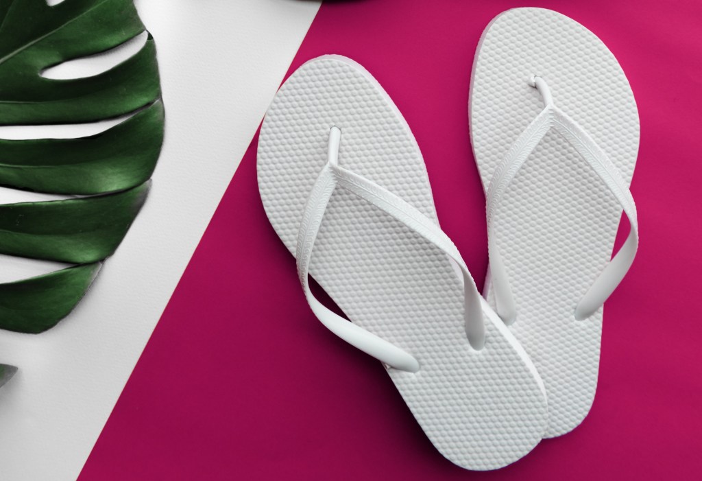 10 chinelos brancos para arrasar no Réveillon à beira-mar